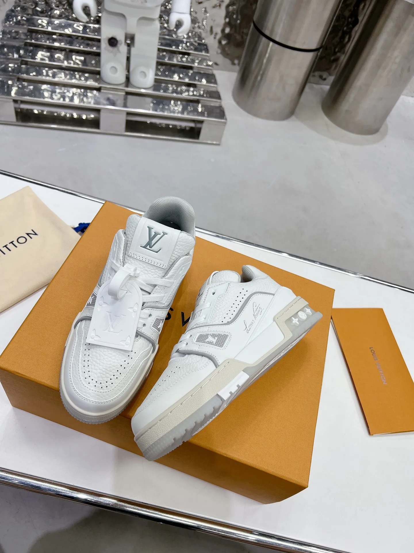 👟👟Ex-factory price 840👟👟 LV top version 2023 new model. Purchasing quality LV~Louis Vuitton Lv TRAINER's best-looking sneakers, Donkey Brand strongly recommends new products, official website limited edition retro basketball sneakers! Both high-cut and low-cut products cost money to purchase an accurate 1:1 replica of the original version. The details are invincible and full of sincerity. The imported and customized original cowhide leather is the same as the original version. The details are 100% restored. The private model customizes the original one-piece T👟👟 ex-factory price U outsole. It is different from other brands. Without the original version, this effect cannot be achieved!    Men's and women's models 35-40 39-45 (45 and 46 are customized and cannot be returned or exchanged)